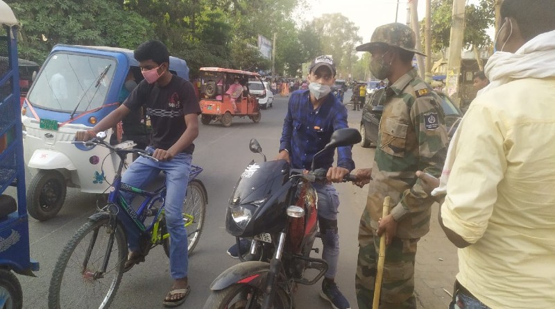 गोड्डा: नगर थाना के पास चलाया गया वाहन चेकिंग अभियान