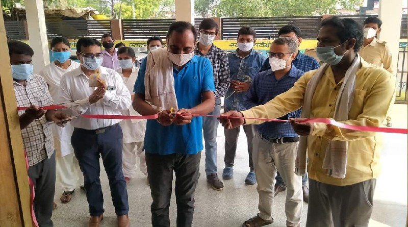 गोड्डा: आम नागरिक के हाथों हुआ टीकाकरण केंद्र का उद्घाटन