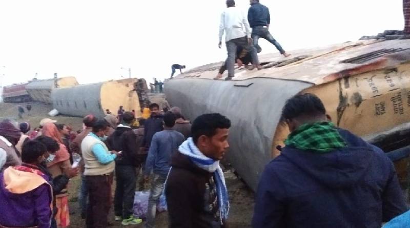 पश्चिम बंगाल के जलपाईगुड़ी में ट्रेन हादसा, 12 डिब्बे पटरी से उतरे