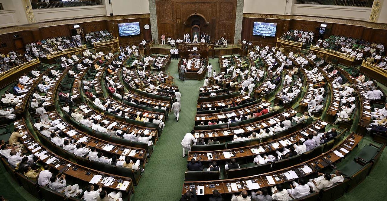 पेपर लीक पर सख्त प्रहार: दस साल तक जेल, 50 लाख रुपये जुर्माना