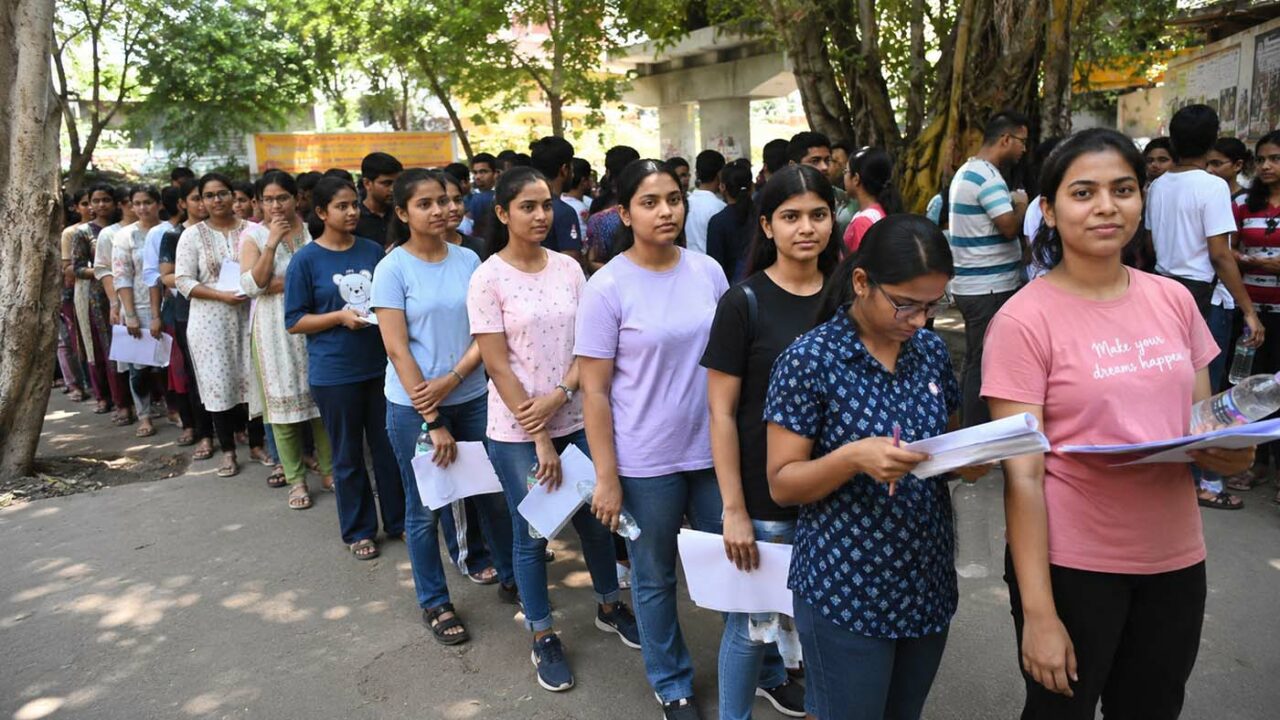 नीट विरोध: बिहार सरकार मुकदमे वापस लेगी, हिरासत में लिए गए प्रदर्शनकारी होंगे रिहा